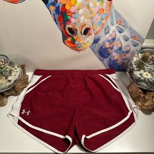 Under Armour Heat Gear Womens Burgundy Shorts